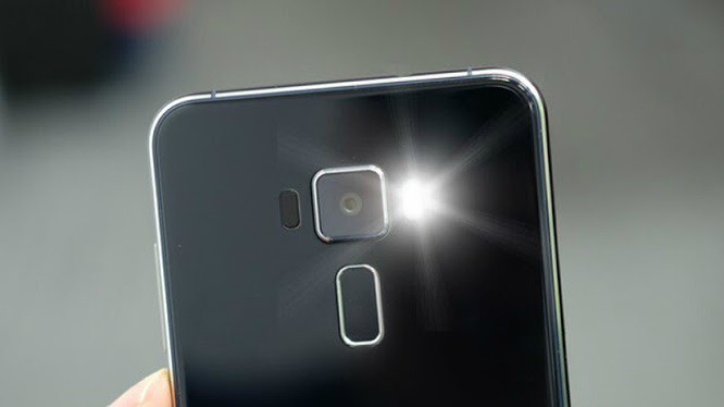 Góc giải ngố: Vì sao smartphone gần hết pin không thể bật flash chụp ảnh, nhưng bật làm đèn pin thì được? - Ảnh 2. Góc giải ngố: Vì sao smartphone gần hết pin không thể bật flash chụp ảnh, nhưng bật làm đèn pin thì được? - Ảnh 2.