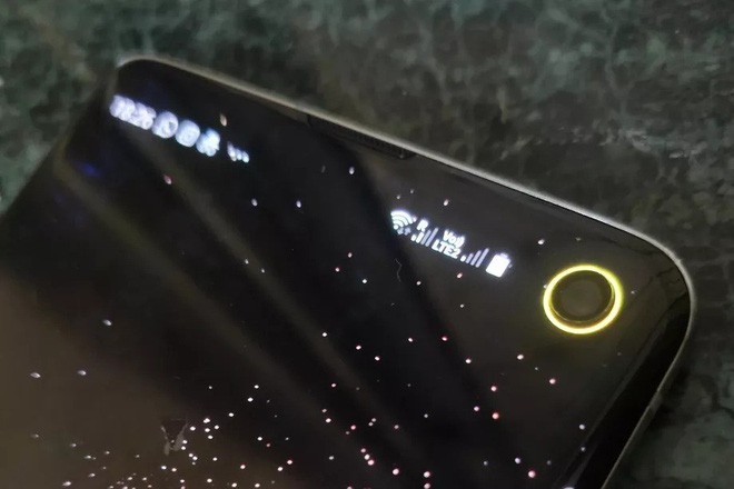 Cách tuyệt vời để tận dụng màn hình đục lỗ trên Galaxy S10: hiển thị mức pin - Ảnh 1.