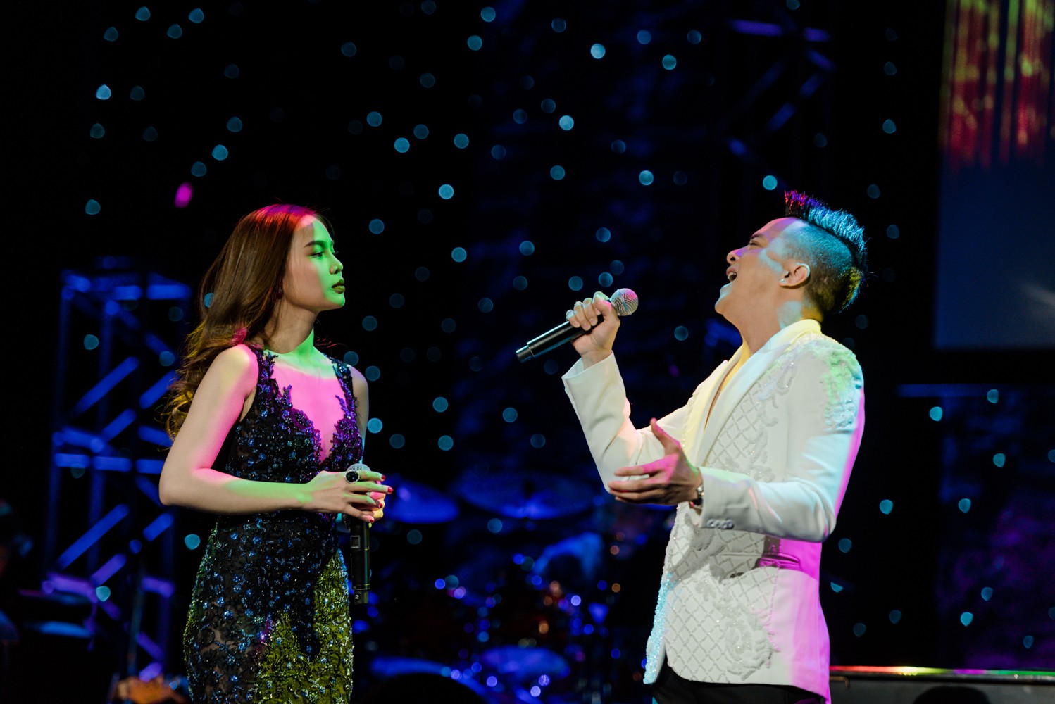 Thầy trò Hồ Ngọc Hà - Bùi Anh Tuấn song ca lãng mạn, dàn nghệ sĩ Việt tái hiện cảm xúc loạt hit của Nguyễn Hồng Thuận - Ảnh 7. Thầy trò Hồ Ngọc Hà - Bùi Anh Tuấn song ca lãng mạn, dàn nghệ sĩ Việt tái hiện cảm xúc loạt hit của Nguyễn Hồng Thuận - Ảnh 7.