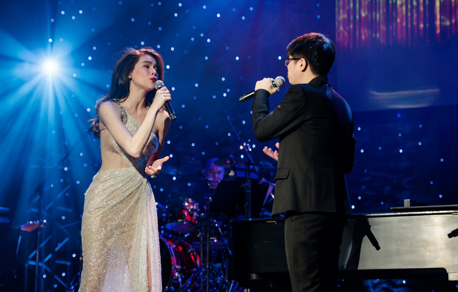 Thầy trò Hồ Ngọc Hà - Bùi Anh Tuấn song ca lãng mạn, dàn nghệ sĩ Việt tái hiện cảm xúc loạt hit của Nguyễn Hồng Thuận - Ảnh 1. Thầy trò Hồ Ngọc Hà - Bùi Anh Tuấn song ca lãng mạn, dàn nghệ sĩ Việt tái hiện cảm xúc loạt hit của Nguyễn Hồng Thuận - Ảnh 1.