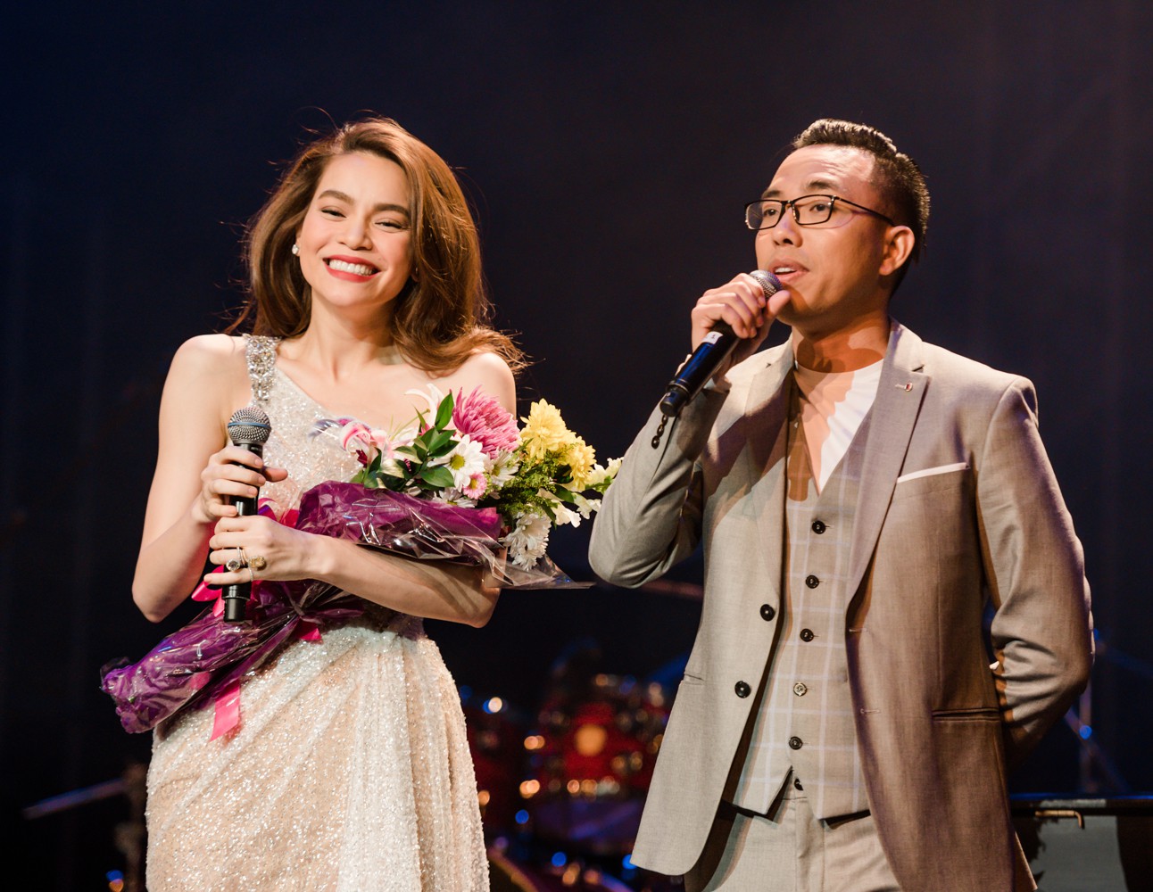 Thầy trò Hồ Ngọc Hà - Bùi Anh Tuấn song ca lãng mạn, dàn nghệ sĩ Việt tái hiện cảm xúc loạt hit của Nguyễn Hồng Thuận - Ảnh 4. Thầy trò Hồ Ngọc Hà - Bùi Anh Tuấn song ca lãng mạn, dàn nghệ sĩ Việt tái hiện cảm xúc loạt hit của Nguyễn Hồng Thuận - Ảnh 4.