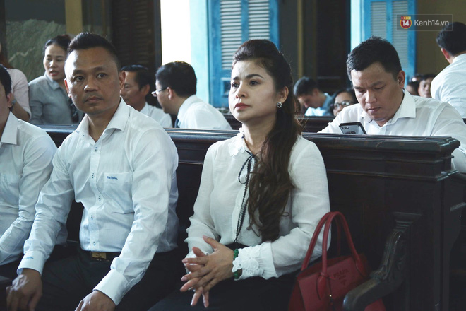 Ông Đặng Lê Nguyên Vũ trả lời vợ tại phiên tòa xét xử ly hôn: Tiền cô giữ hết, Qua có giữ đồng nào đâu - Ảnh 2. Ông Đặng Lê Nguyên Vũ trả lời vợ tại phiên tòa xét xử ly hôn: Tiền cô giữ hết, Qua có giữ đồng nào đâu - Ảnh 2.