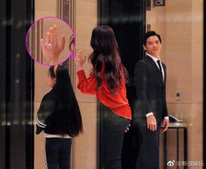 Bạn gái tin đồn của Seungri được con trai trùm showbiz Hong Kong cầu hôn, nhẫn kim cương khủng lộ diện - Ảnh 6. Bạn gái tin đồn của Seungri được con trai trùm showbiz Hong Kong cầu hôn, nhẫn kim cương khủng lộ diện - Ảnh 6.