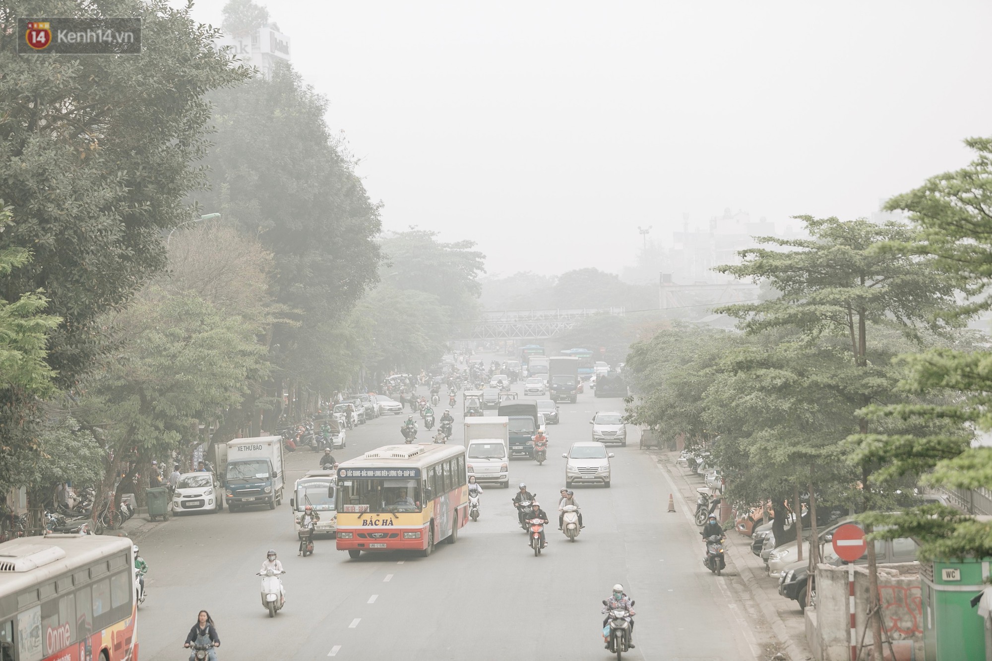 Hà Nội ngập trong sương bụi mù mịt bao phủ tầm nhìn: Tình trạng ô nhiễm không khí đáng báo động! - Ảnh 5.