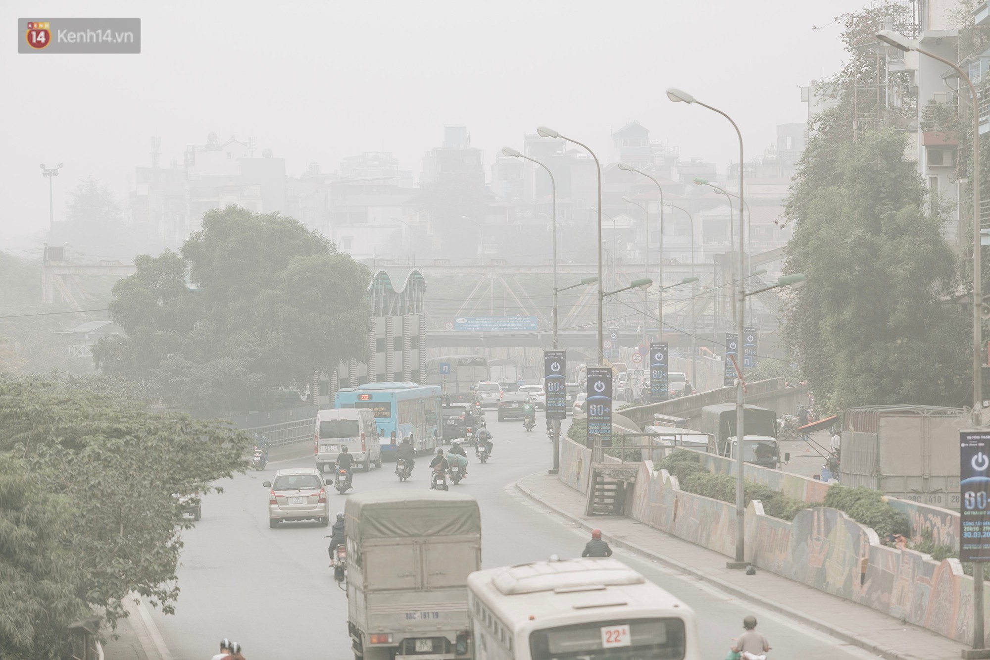Hà Nội ngập trong sương bụi mù mịt bao phủ tầm nhìn: Tình trạng ô nhiễm không khí đáng báo động! - Ảnh 16.
