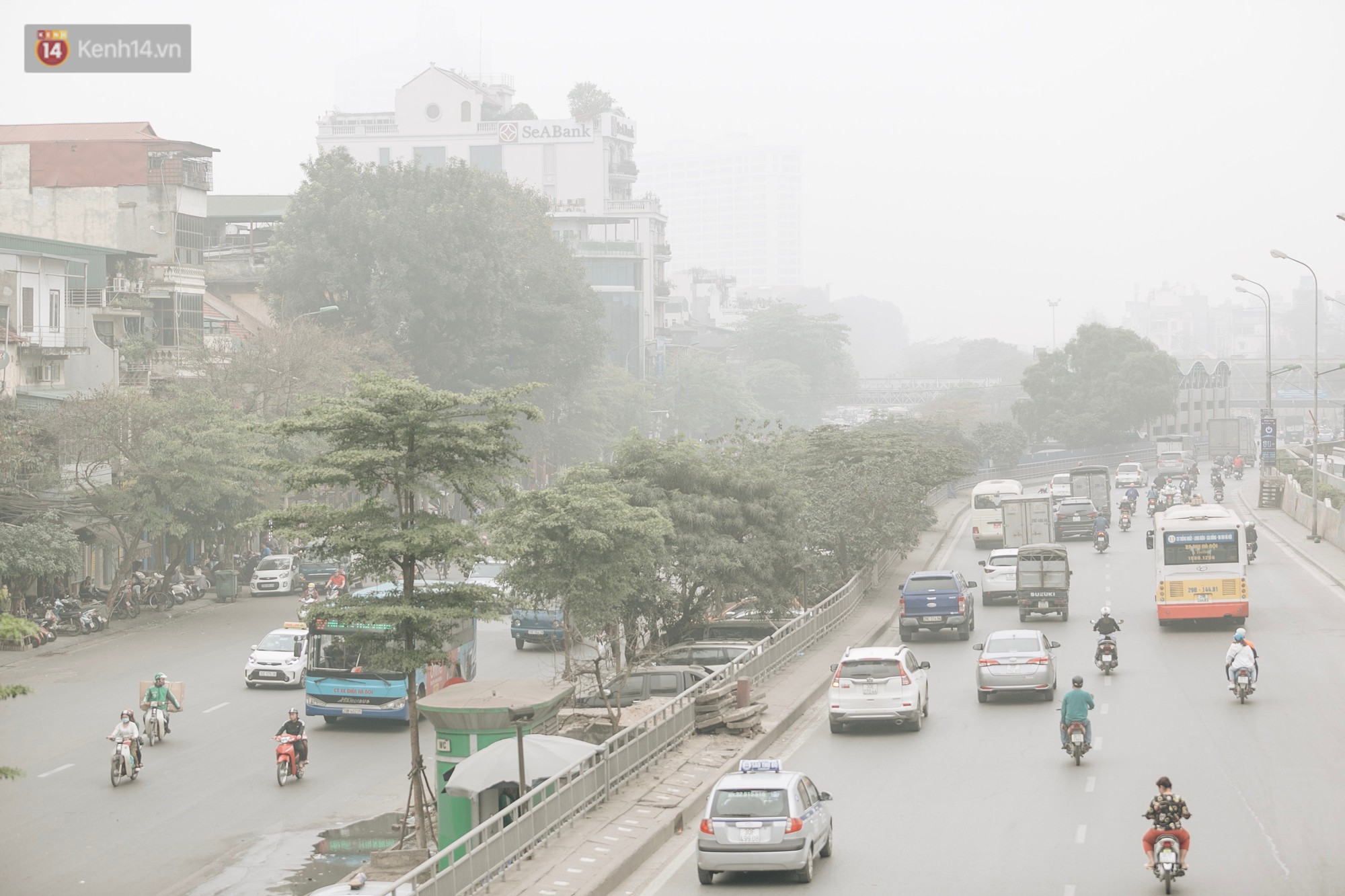 Hà Nội ngập trong sương bụi mù mịt bao phủ tầm nhìn: Tình trạng ô nhiễm không khí đáng báo động! - Ảnh 14.