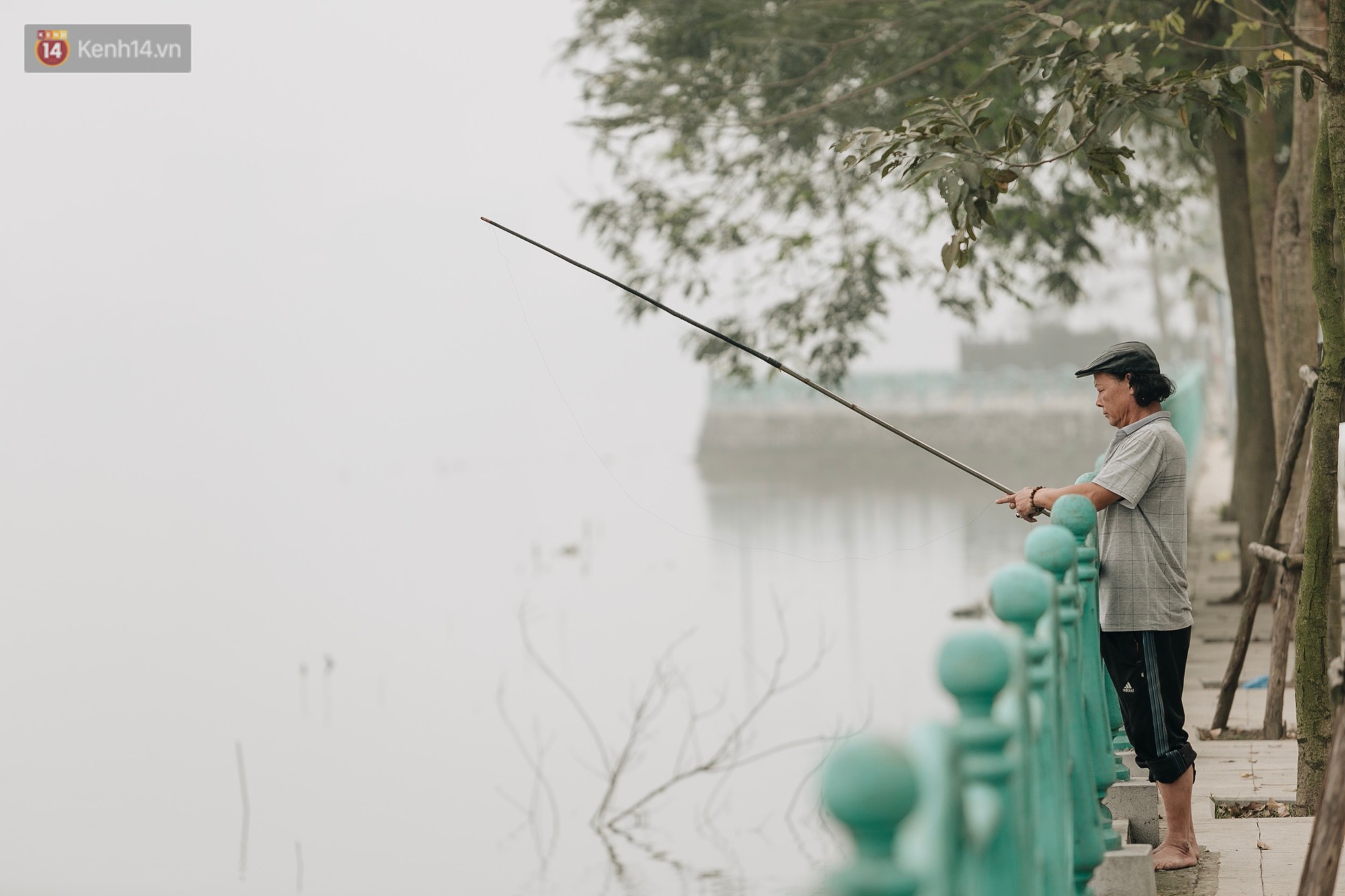 Hà Nội ngập trong sương bụi mù mịt bao phủ tầm nhìn: Tình trạng ô nhiễm không khí đáng báo động! - Ảnh 13.