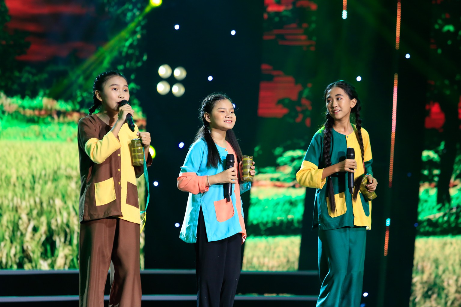 Hồ Việt Trung nghẹn ngào khi bị gọi là ca sĩ hội chợ, không đủ tầm làm huấn luyện viên - Ảnh 5. Hồ Việt Trung nghẹn ngào khi bị gọi là ca sĩ hội chợ, không đủ tầm làm huấn luyện viên - Ảnh 5.