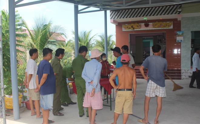 Người đàn ông nằm chết trên võng trên miệng có vết máu - Ảnh 1.