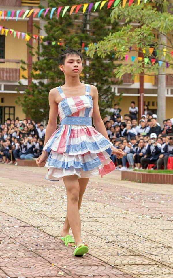 Học sinh nam mặc váy đòi quyền được mặc quần sooc đã thắng - BBC News Tiếng  Việt