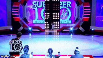 Chết cười cậu bé 2 tuổi đi quay show thì tự nhiên... buồn ngủ, 4 tiếng sau dậy thi tiếp! - Ảnh 1.