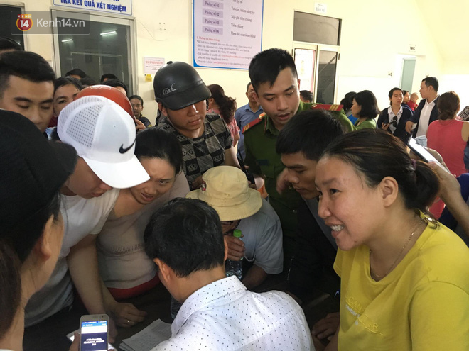 Hàng nghìn người dân Đà Nẵng vạ vật xếp hàng từ 1 giờ sáng, leo rào, chen lấn vẫn không tiêm được vắc xin cho con - Ảnh 4.