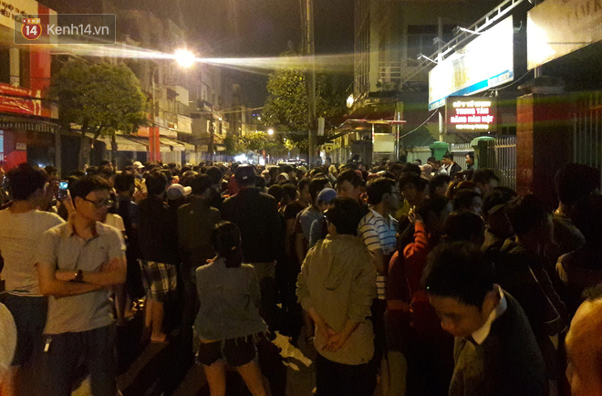 H&agrave;ng ngh&igrave;n người d&acirc;n Đ&agrave; Nẵng vạ vật xếp h&agrave;ng từ 1 giờ s&aacute;ng, leo r&agrave;o, chen lấn vẫn kh&ocirc;ng ti&ecirc;m được vắc xin cho con - Ảnh 2.