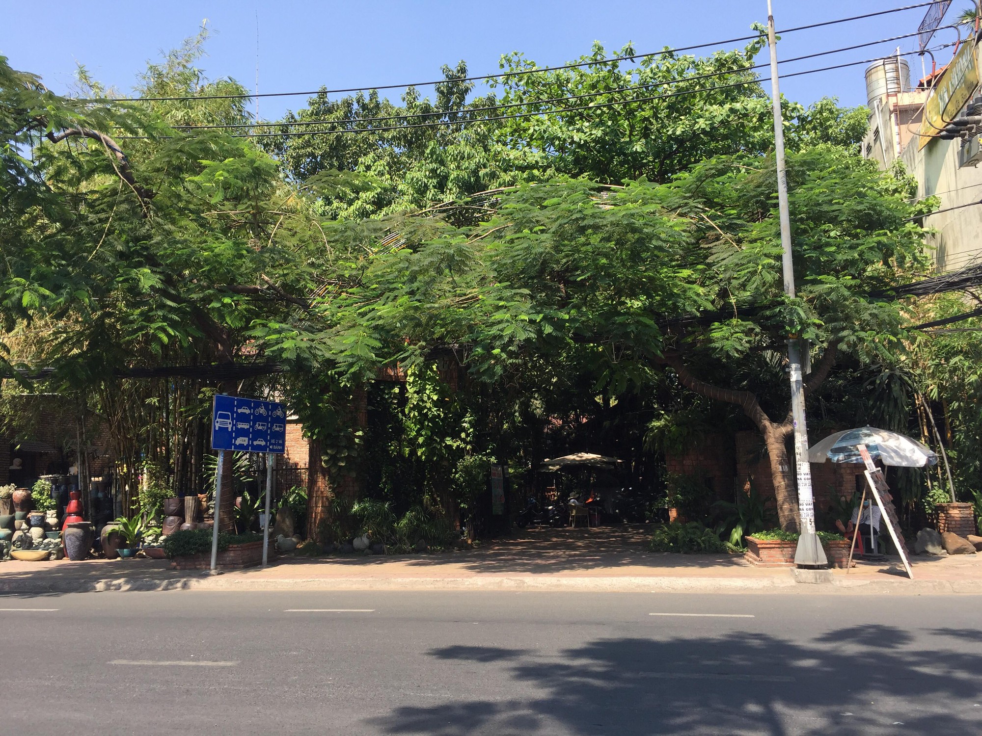 TP.HCM: Hai nhóm giang hồ nổ súng thanh toán nhau kinh hoàng ở quán cà phê - Ảnh 1. TP.HCM: Hai nhóm giang hồ nổ súng thanh toán nhau kinh hoàng ở quán cà phê - Ảnh 1.