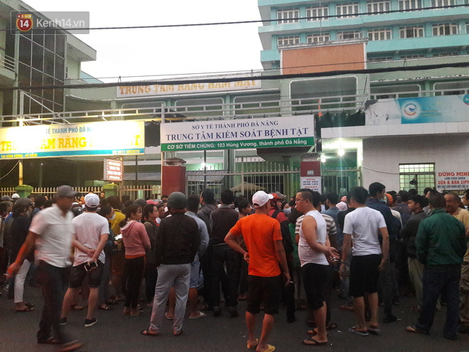 H&agrave;ng ngh&igrave;n người d&acirc;n Đ&agrave; Nẵng vạ vật xếp h&agrave;ng từ 1 giờ s&aacute;ng, leo r&agrave;o, chen lấn vẫn kh&ocirc;ng ti&ecirc;m được vắc xin cho con - Ảnh 10.