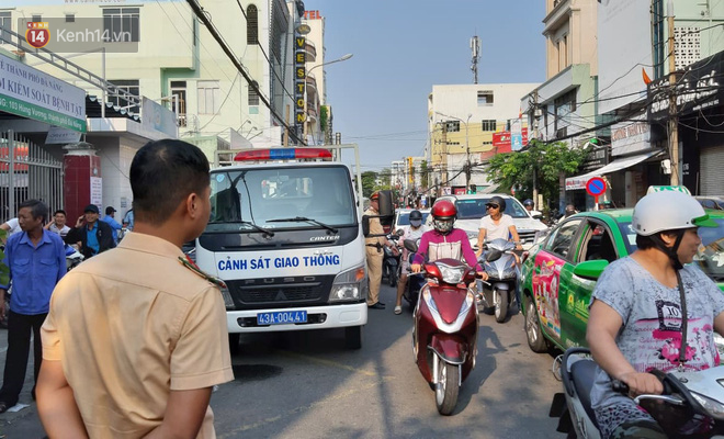 Hàng nghìn người dân Đà Nẵng vạ vật xếp hàng từ 1 giờ sáng, leo rào, chen lấn vẫn không tiêm được vắc xin cho con - Ảnh 8.