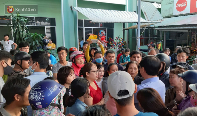 Hàng nghìn người dân Đà Nẵng vạ vật xếp hàng từ 1 giờ sáng, leo rào, chen lấn vẫn không tiêm được vắc xin cho con - Ảnh 13.
