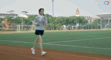 Lần đầu diện &aacute;o tắm, Trịnh Sảng g&acirc;y sốt với đ&ocirc;i ch&acirc;n nuột n&agrave; được v&iacute; như trong truyện tranh - Ảnh 5.