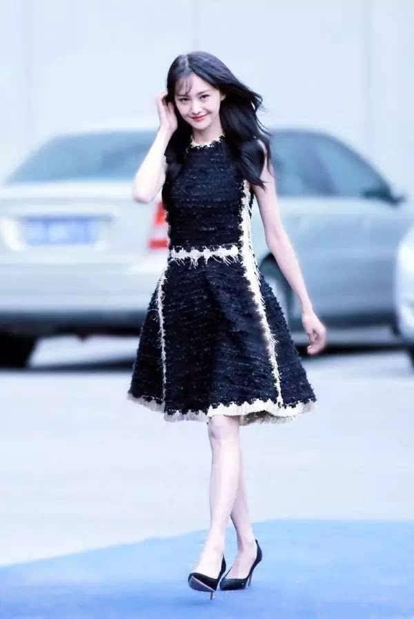 Lần đầu diện &aacute;o tắm, Trịnh Sảng g&acirc;y sốt với đ&ocirc;i ch&acirc;n nuột n&agrave; được v&iacute; như trong truyện tranh - Ảnh 8.