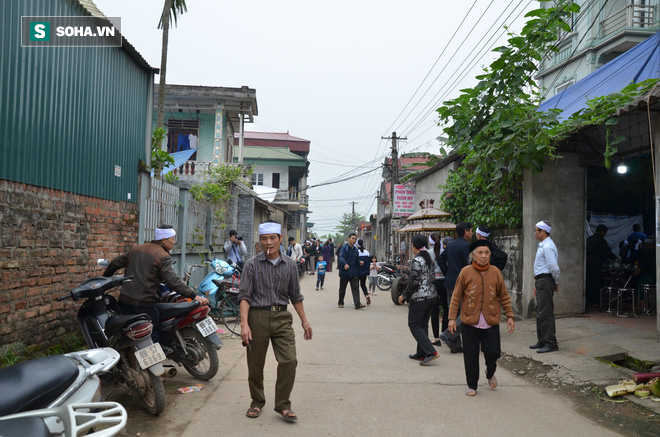 Cuộc tranh luận đau lòng trong đám tang thanh niên bị xe khách đâm chết ở Vĩnh Phúc - Ảnh 1.