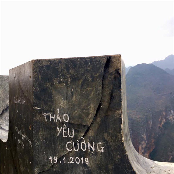 D&acirc;n mạng bức x&uacute;c đ&ograve;i truy t&igrave;m người khắc d&ograve;ng chữ T&uacute; love Nhung tr&ecirc;n đỉnh Fansipan - Ảnh 2.