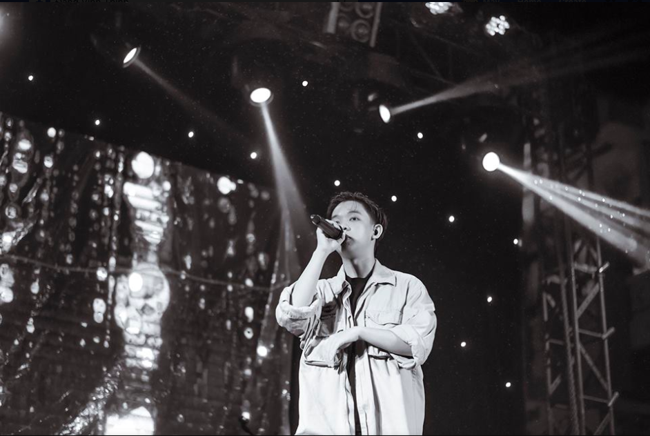 Nam sinh biểu diễn Một đêm say hay đến nỗi khán giả vẫy lightstick và hát theo như thể concert của idol - Ảnh 3. Nam sinh biểu diễn Một đêm say hay đến nỗi khán giả vẫy lightstick và hát theo như thể concert của idol - Ảnh 3.