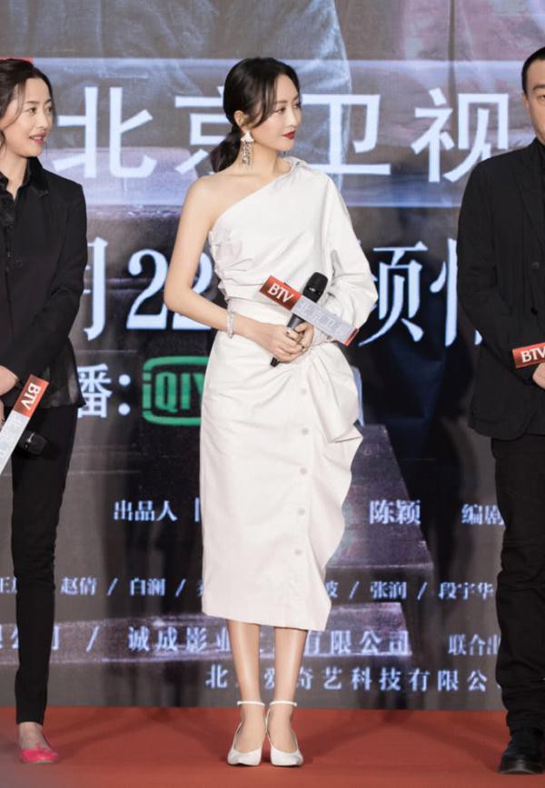Diện váy hot hit: Lâm Tâm Như, Địch Lệ Nhiệt Ba đều xinh đẹp nhưng Triệu Vy vẫn áp đảo nhờ cá tính riêng - Ảnh 4.