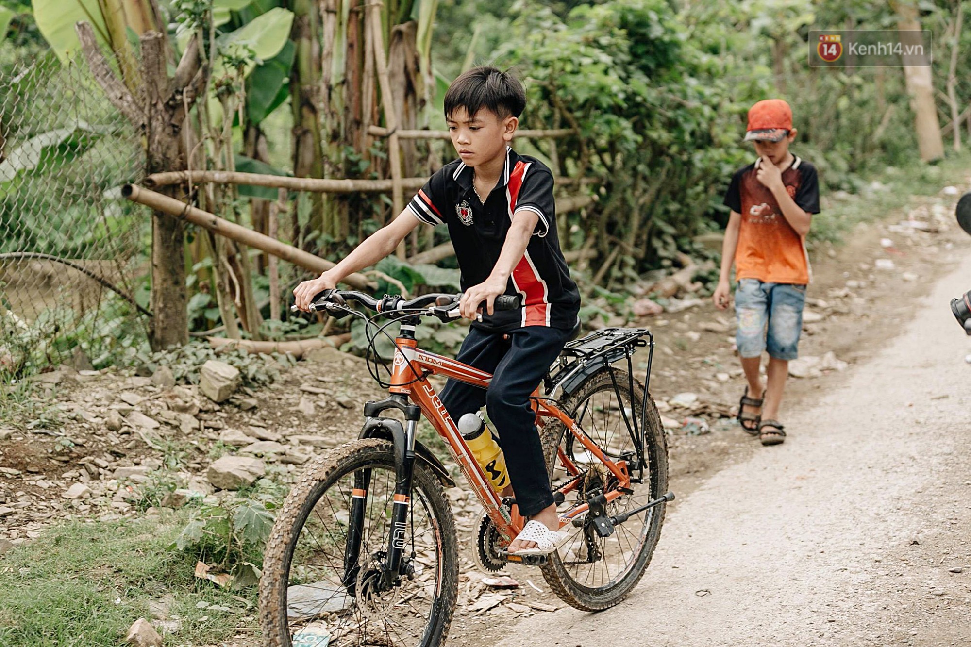 Được tặng thêm một chiếc xe đạp mới sau câu chuyện vượt 100km thăm em, cậu bé 13 tuổi quyết tặng lại cho bạn khó khăn hơn - Ảnh 4. Được tặng thêm một chiếc xe đạp mới sau câu chuyện vượt 100km thăm em, cậu bé 13 tuổi quyết tặng lại cho bạn khó khăn hơn - Ảnh 4.