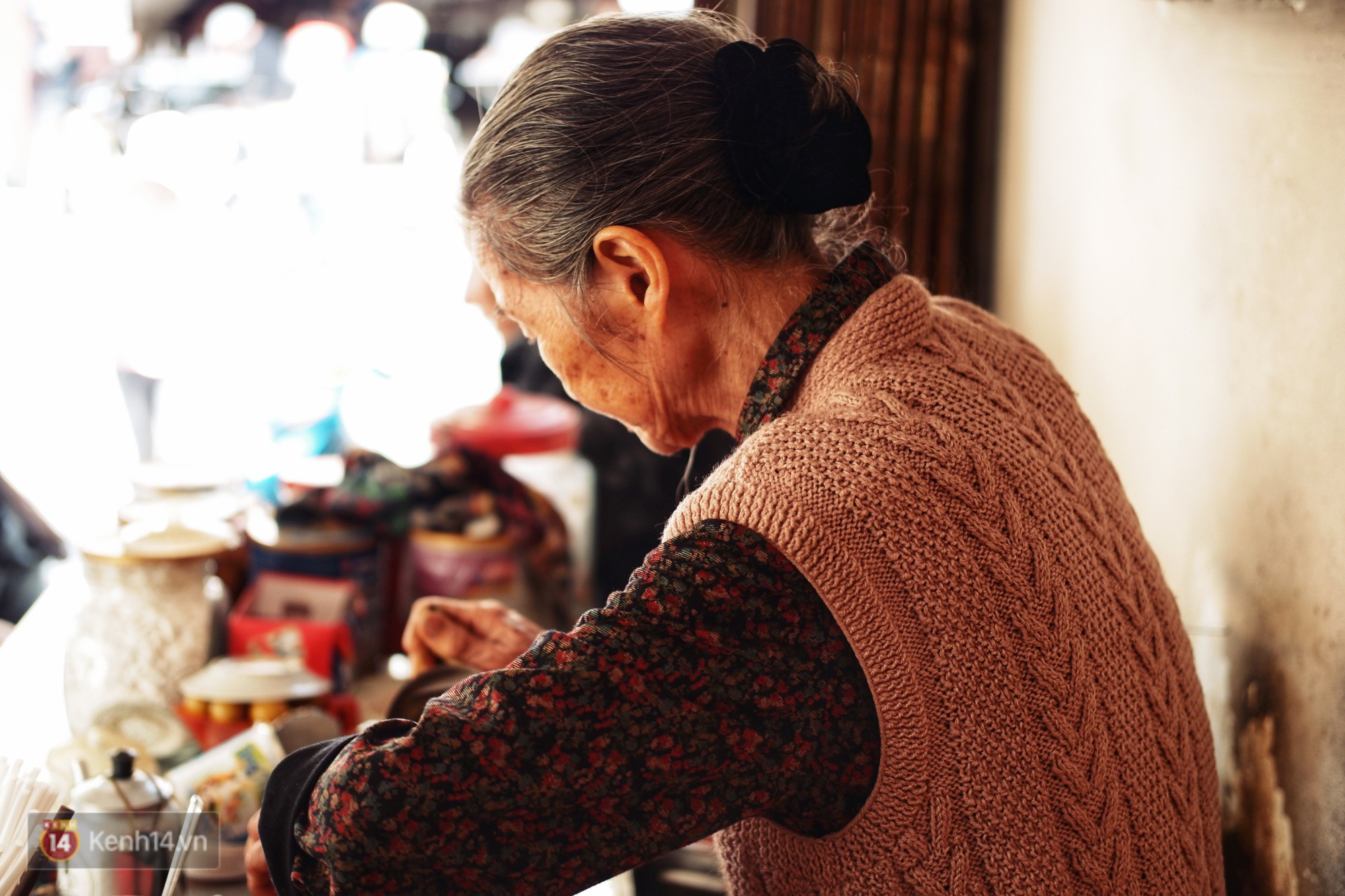 Gh&eacute; qu&aacute;n c&agrave; ph&ecirc; vợt 60 tuổi để gửi lời tạm biệt b&agrave; Năm - Một chứng nh&acirc;n lặng lẽ giữa l&ograve;ng Đ&agrave; Lạt nay đ&atilde; kh&ocirc;ng c&ograve;n - Ảnh 4.