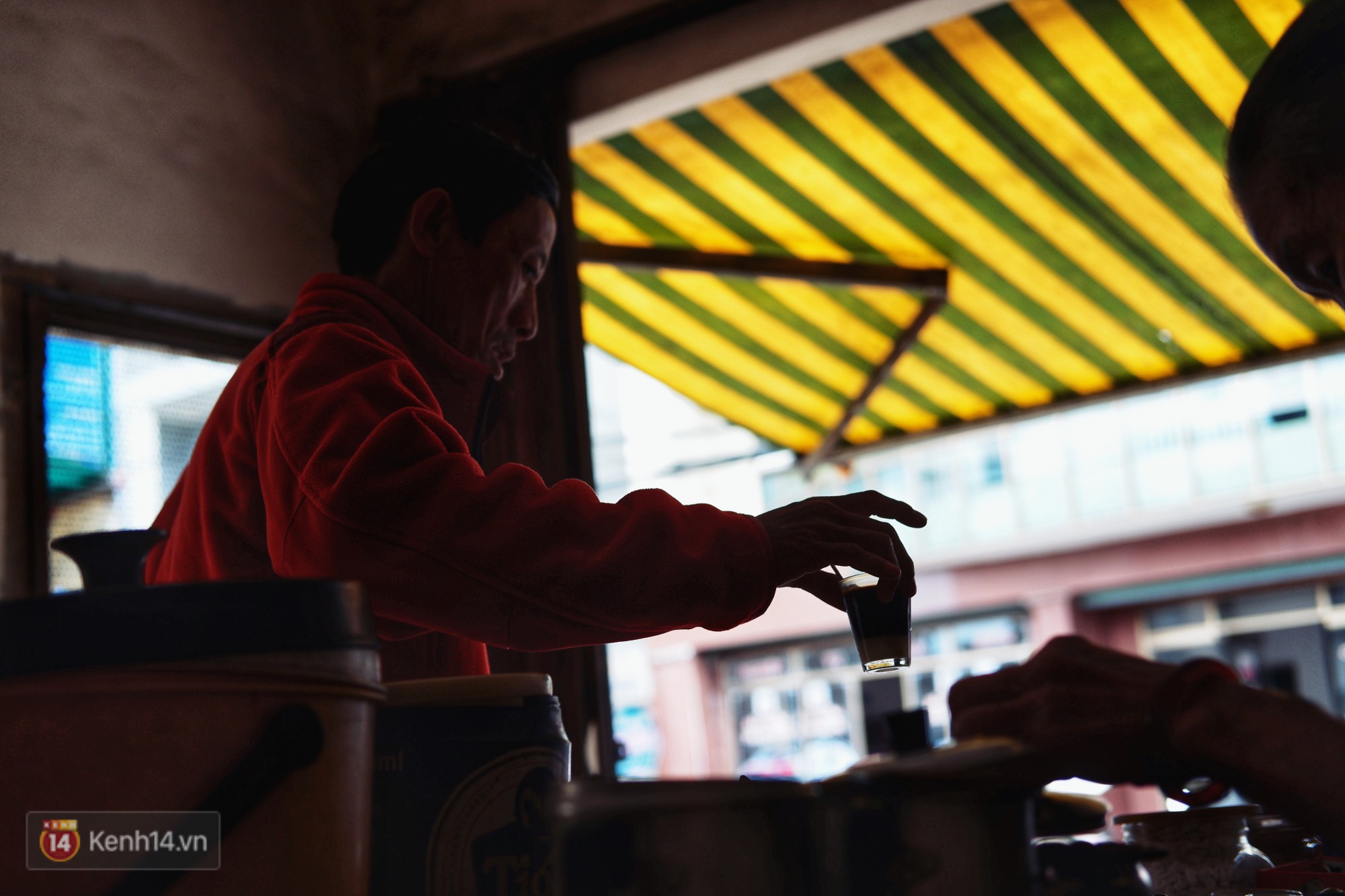 Gh&eacute; qu&aacute;n c&agrave; ph&ecirc; vợt 60 tuổi để gửi lời tạm biệt b&agrave; Năm - Một chứng nh&acirc;n lặng lẽ giữa l&ograve;ng Đ&agrave; Lạt nay đ&atilde; kh&ocirc;ng c&ograve;n - Ảnh 7.