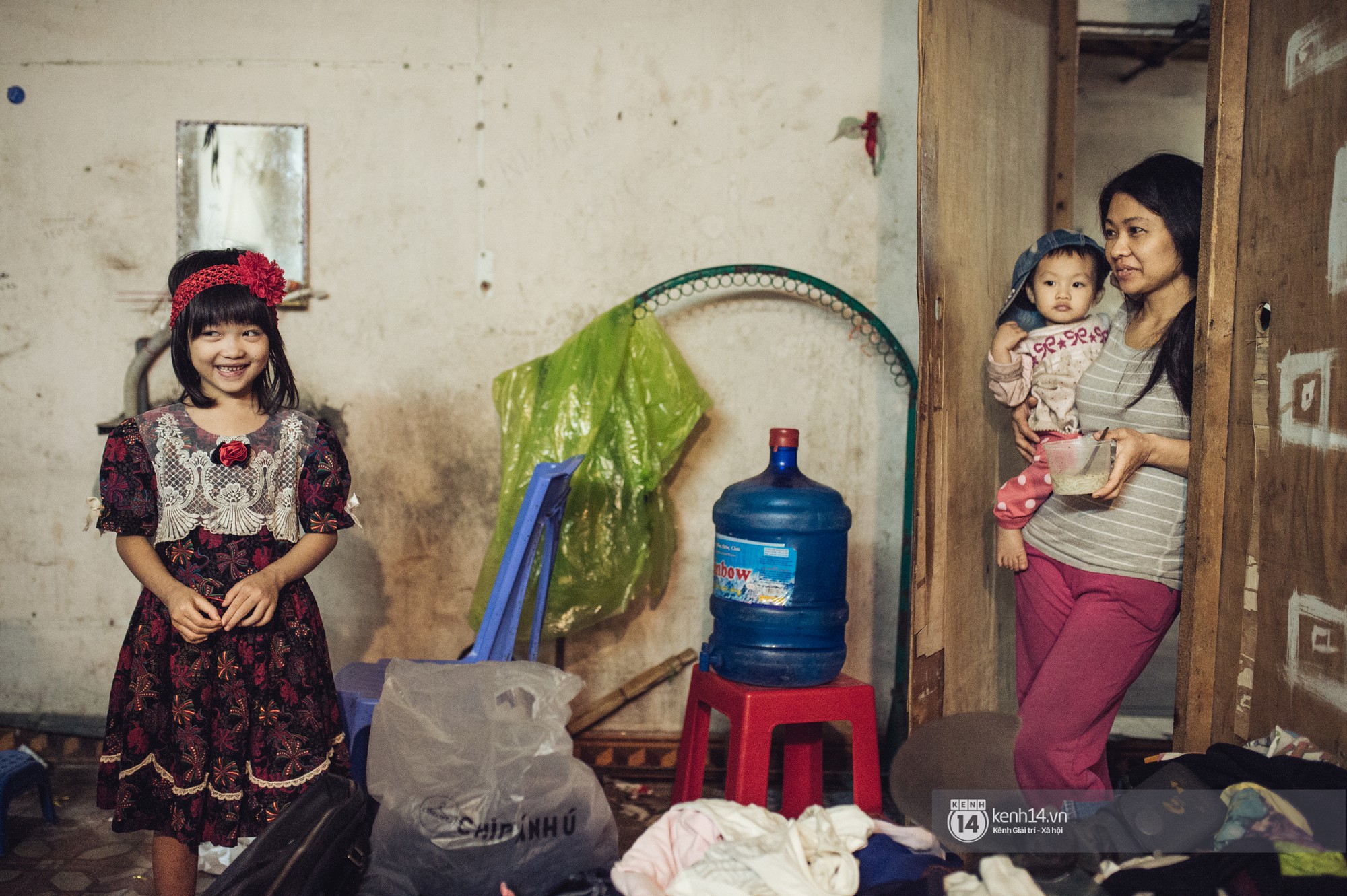 Chùm ảnh: Những khoảnh khắc đốn tim của em bé nghèo có gu ăn mặc như fashionista ở Hà Nội - Ảnh 5.