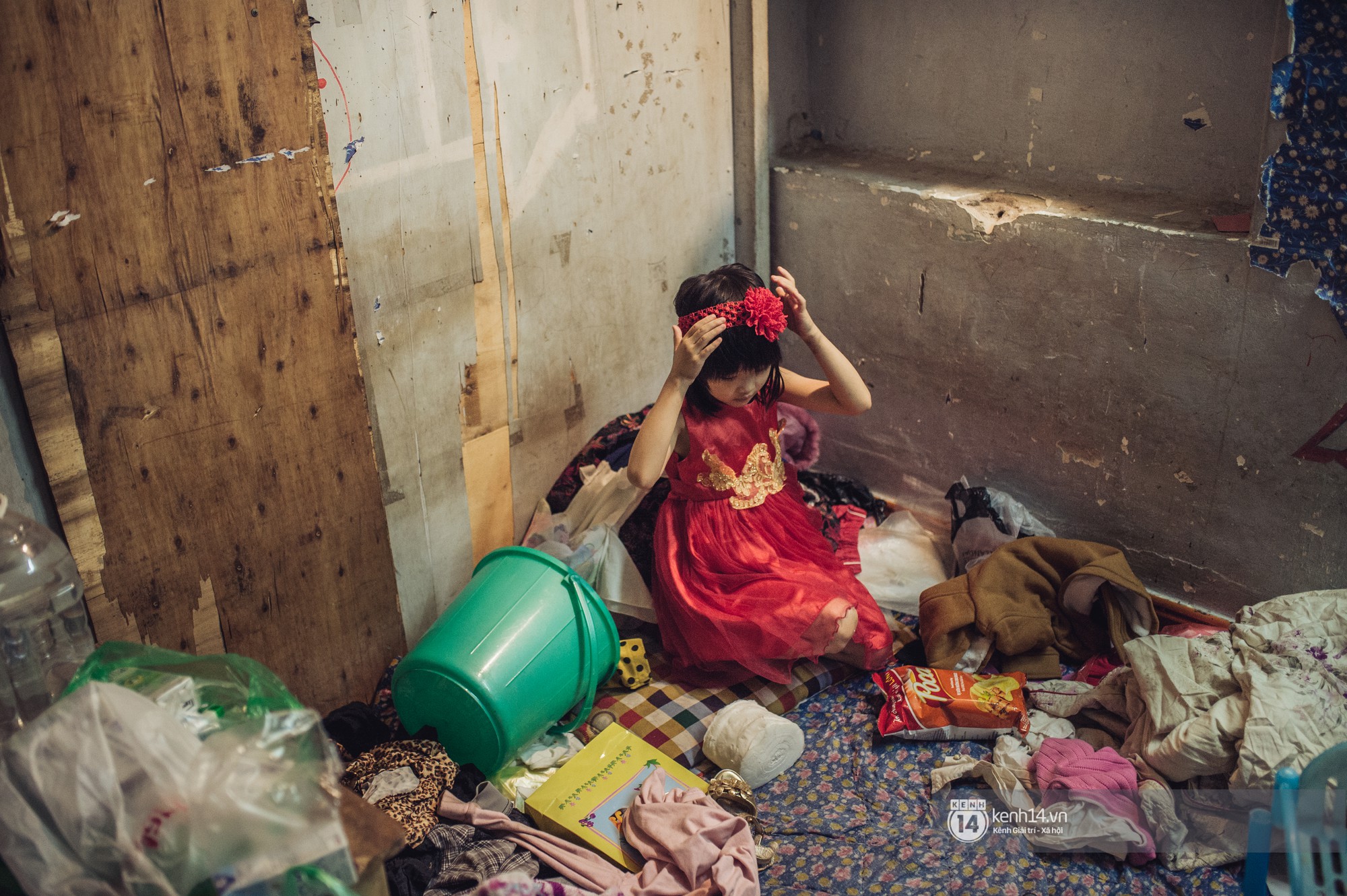 Chùm ảnh: Những khoảnh khắc đốn tim của em bé nghèo có gu ăn mặc như fashionista ở Hà Nội - Ảnh 4.