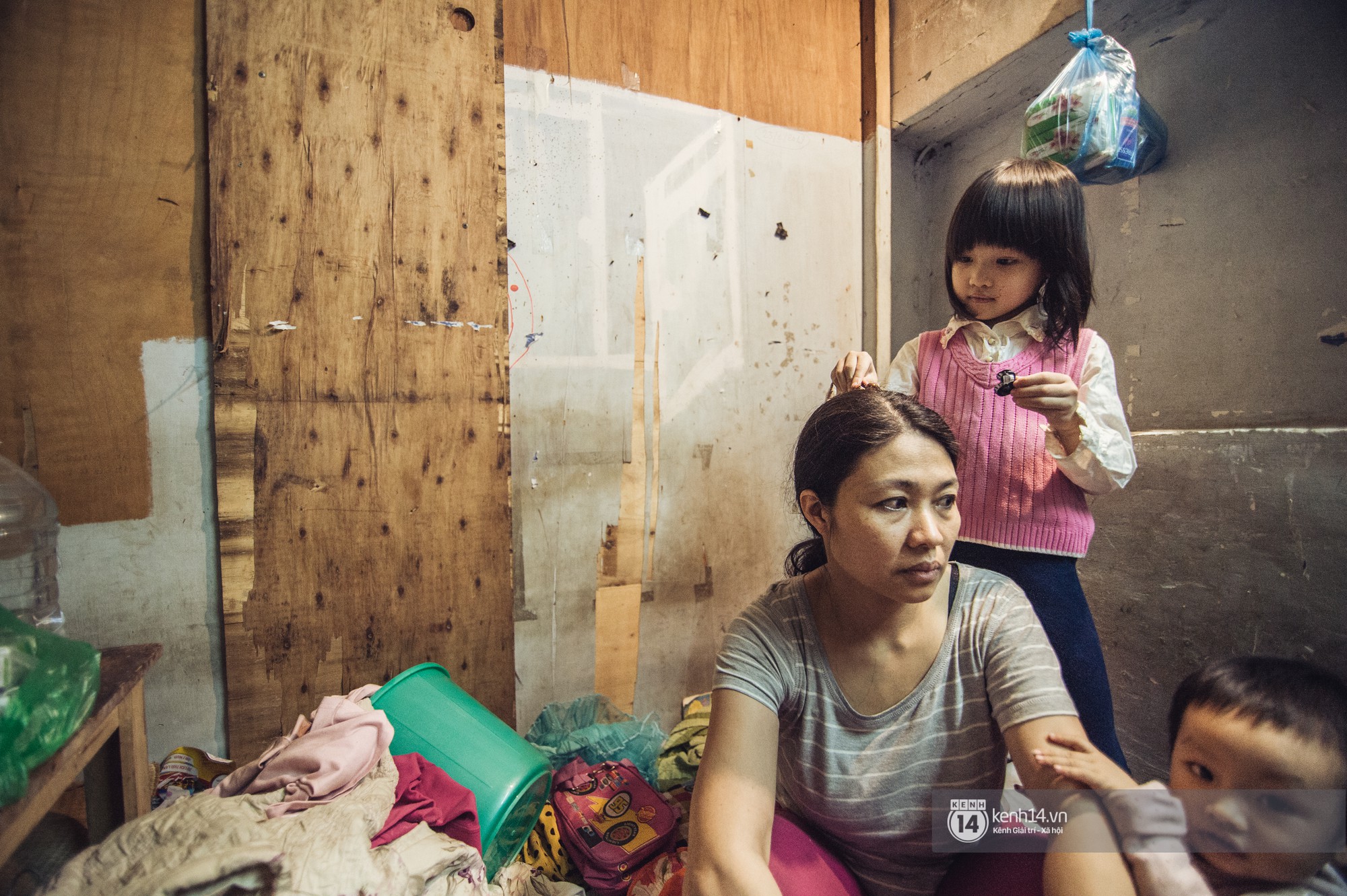Chùm ảnh: Những khoảnh khắc đốn tim của em bé nghèo có gu ăn mặc như fashionista ở Hà Nội - Ảnh 7.