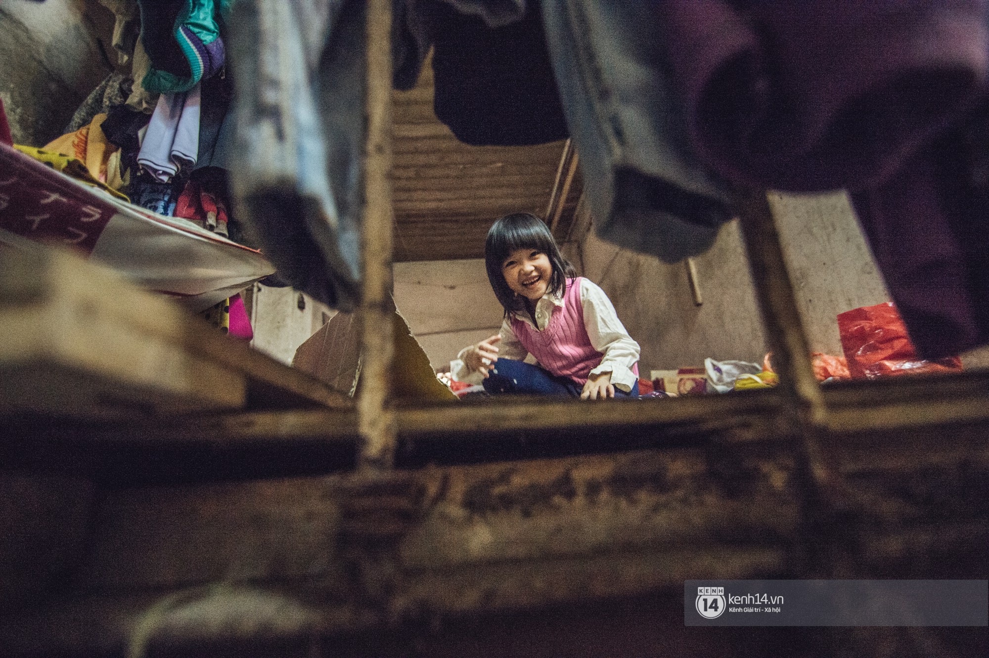 Chùm ảnh: Những khoảnh khắc đốn tim của em bé nghèo có gu ăn mặc như fashionista ở Hà Nội - Ảnh 2.