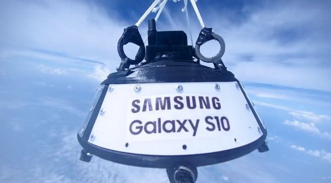 Samsung chơi lớn khi đưa 10 chiếc Galaxy S10 lên độ cao 24km rồi thả rơi tự do, tổ chức thi đố vui có thưởng - Ảnh 1.
