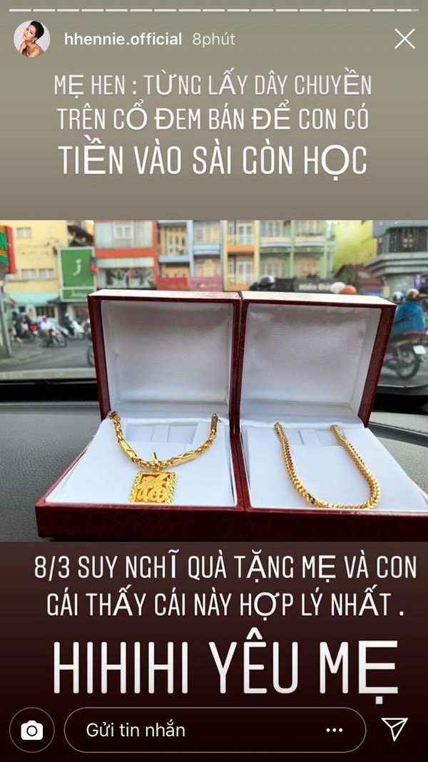 HHen Niê tiết lộ ý nghĩa đặc biệt phía sau chiếc dây chuyền vàng tặng mẹ nhân ngày 8/3 - Ảnh 1.