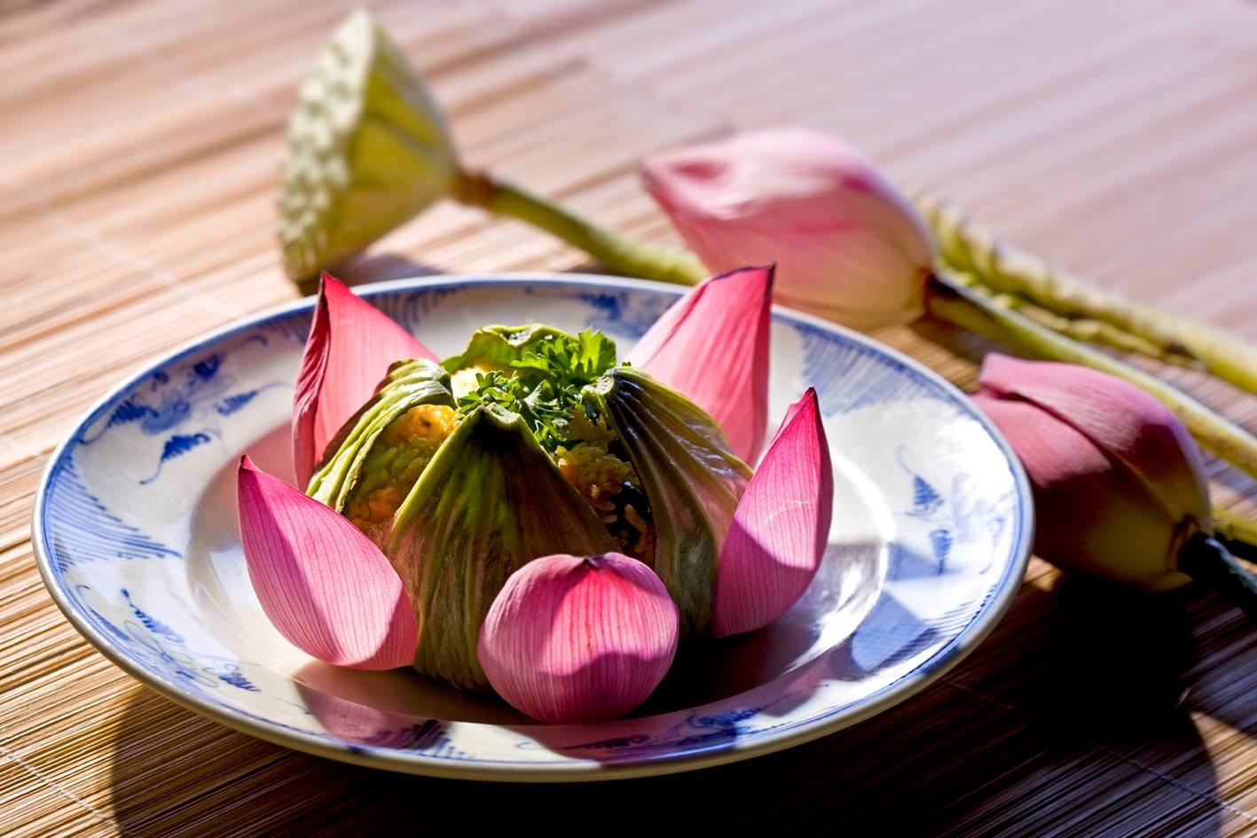 Có một khía cạnh ẩm thực Việt được ôm ấp bởi những đoá hoa sen thanh khiết - Ảnh 1. Có một khía cạnh ẩm thực Việt được ôm ấp bởi những đoá hoa sen thanh khiết - Ảnh 1.