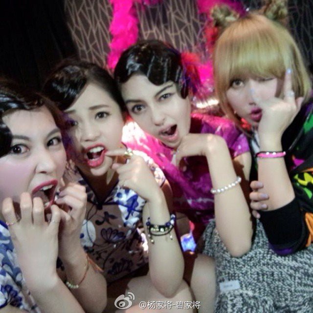 Sinh nhật ho&agrave;nh tr&aacute;ng của Angela Baby: Nữ ch&iacute;nh cosplay Elsa, d&agrave;n bạn quẩy hết m&igrave;nh, nhưng &ocirc;ng x&atilde; kh&ocirc;ng c&oacute; mặt? - Ảnh 10.