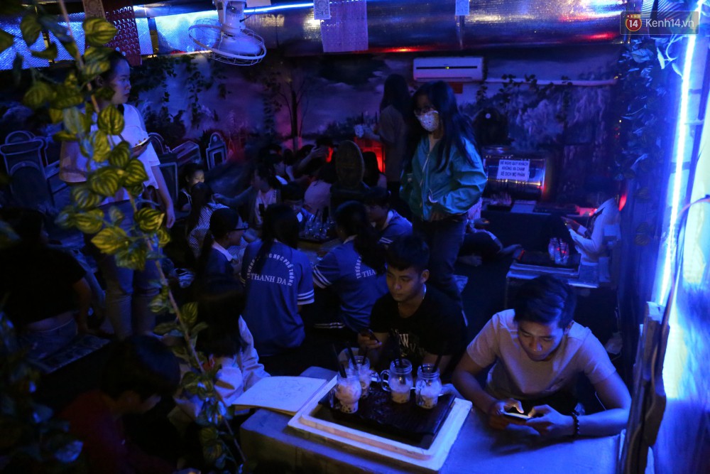 Rùng rợn trà sữa âm phủ ở Sài Gòn: Bàn thờ, mồ mả được dựng khắp nơi nhưng lúc nào cũng đông nghẹt khách - Ảnh 10. Rùng rợn trà sữa âm phủ ở Sài Gòn: Bàn thờ, mồ mả được dựng khắp nơi nhưng lúc nào cũng đông nghẹt khách - Ảnh 10.