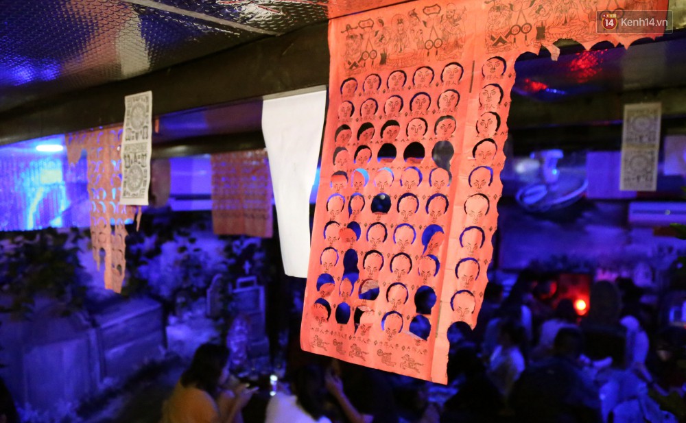 Rùng rợn trà sữa âm phủ ở Sài Gòn: Bàn thờ, mồ mả được dựng khắp nơi nhưng lúc nào cũng đông nghẹt khách - Ảnh 9. Rùng rợn trà sữa âm phủ ở Sài Gòn: Bàn thờ, mồ mả được dựng khắp nơi nhưng lúc nào cũng đông nghẹt khách - Ảnh 9.