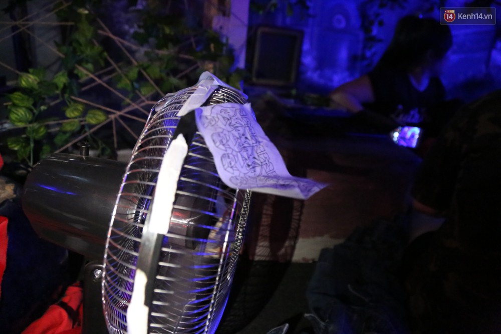 Rùng rợn trà sữa âm phủ ở Sài Gòn: Bàn thờ, mồ mả được dựng khắp nơi nhưng lúc nào cũng đông nghẹt khách - Ảnh 12. Rùng rợn trà sữa âm phủ ở Sài Gòn: Bàn thờ, mồ mả được dựng khắp nơi nhưng lúc nào cũng đông nghẹt khách - Ảnh 12.