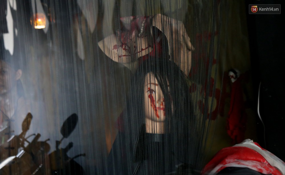 Rùng rợn trà sữa âm phủ ở Sài Gòn: Bàn thờ, mồ mả được dựng khắp nơi nhưng lúc nào cũng đông nghẹt khách - Ảnh 2. Rùng rợn trà sữa âm phủ ở Sài Gòn: Bàn thờ, mồ mả được dựng khắp nơi nhưng lúc nào cũng đông nghẹt khách - Ảnh 2.