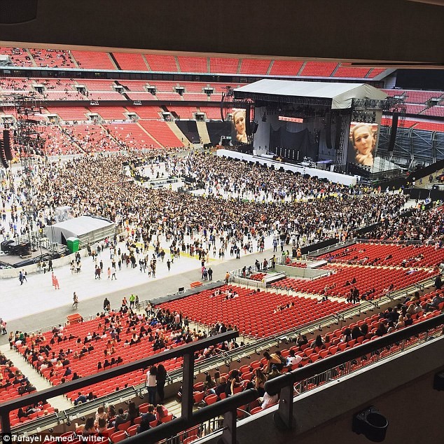 BTS đừng vội mừng v&igrave; ch&aacute;y v&eacute;, đến cả Rihanna c&ograve;n ăn &ldquo;tr&aacute;i đắng&rdquo; tại &ldquo;th&aacute;nh địa&rdquo; Wembley bởi l&yacute; do n&agrave;y! - Ảnh 4.