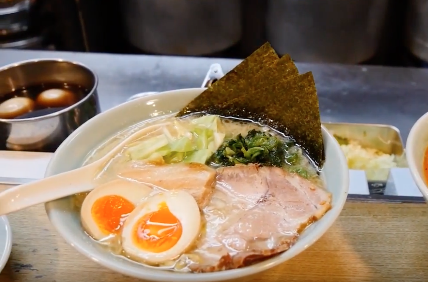 Tiện lợi như Nhật Bản: máy bán hàng có hamburger, ramen nấu sẵn, cơm bento và ti tỉ những món ăn khác - Ảnh 2. Tiện lợi như Nhật Bản: máy bán hàng có hamburger, ramen nấu sẵn, cơm bento và ti tỉ những món ăn khác - Ảnh 2.