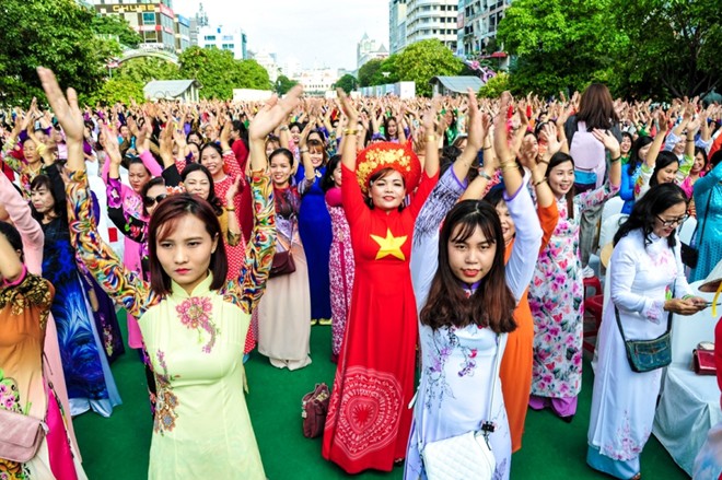 Đường Nguyễn Huệ rợp sắc &aacute;o d&agrave;i của 3.000 người diễu h&agrave;nh - Ảnh 6.