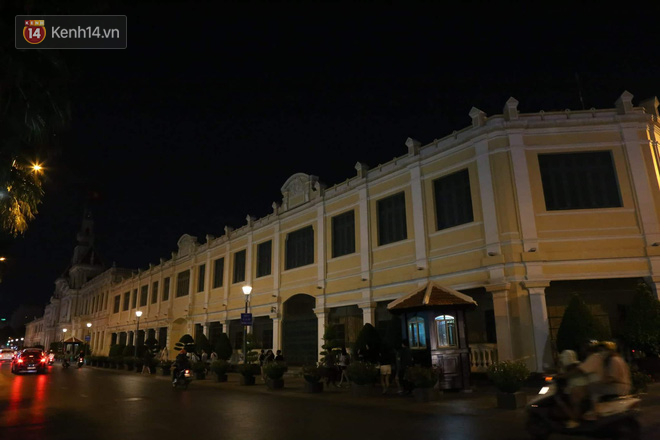 Ch&ugrave;m ảnh: Những địa điểm nổi tiếng ở H&agrave; Nội - S&agrave;i G&ograve;n trước v&agrave; sau khi tắt đ&egrave;n hưởng ứng Giờ tr&aacute;i đất - Ảnh 33.