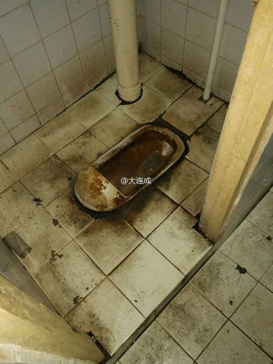 Tuyển tập ác mộng toilet trường học: Bẩn thỉu kinh hoàng, hỏng hóc đủ đường và có thiết kế kỳ lạ khó hiểu - Ảnh 13.