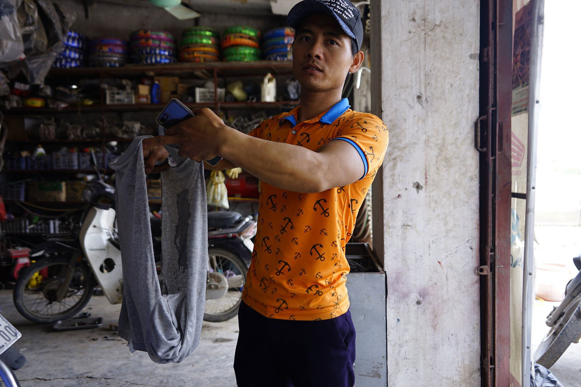 Vụ nữ sinh bị bạn đánh hội đồng, lột quần áo: Cô chủ nhiệm yêu cầu cả lớp im lặng, nói với gia đình là đã xóa hết clip rồi? - Ảnh 1. Vụ nữ sinh bị bạn đánh hội đồng, lột quần áo: Cô chủ nhiệm yêu cầu cả lớp im lặng, nói với gia đình là đã xóa hết clip rồi? - Ảnh 1.