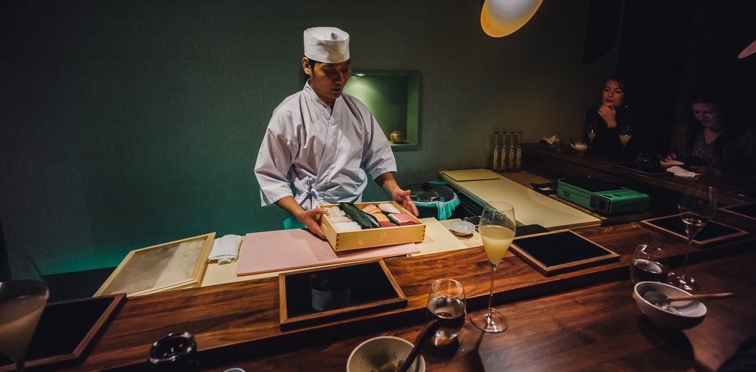 Có những nhà hàng sushi ít chỗ ngồi nhất thế giới, khiến thực khách phải chiến nhau khốc liệt hòng giành một suất - Ảnh 4.