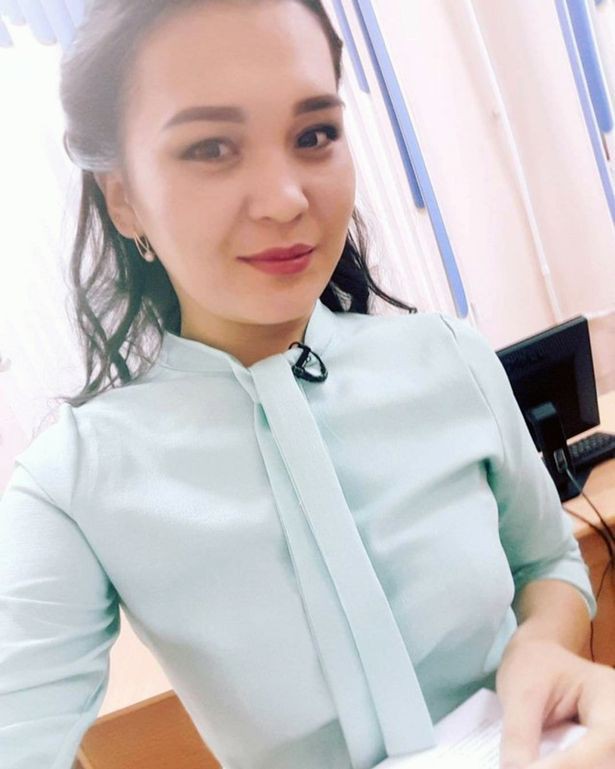 Bi kịch nữ MC bị tai nạn do thang m&aacute;y kẹp đứt ch&acirc;n, con g&aacute;i 3 tuổi kh&oacute;c nấc b&ecirc;n thi thể của mẹ - Ảnh 1.